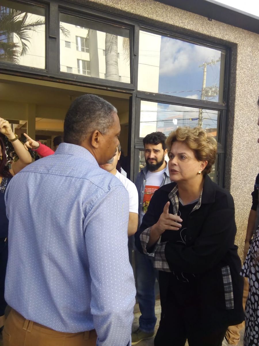 Adilson Pereira e Dilma Rousseff na entrada da Escola Sindical